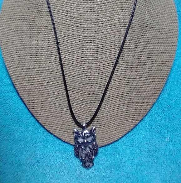 Silvertone grey owl black cord necklace - Picture 5 of 5